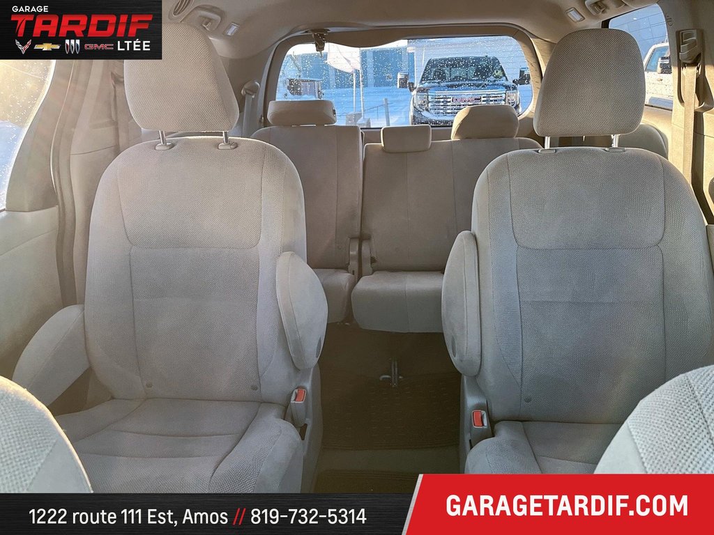 2016 Toyota Sienna in Amos, Quebec - 9 - w1024h768px