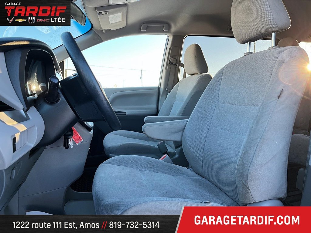 2016 Toyota Sienna in Amos, Quebec - 8 - w1024h768px