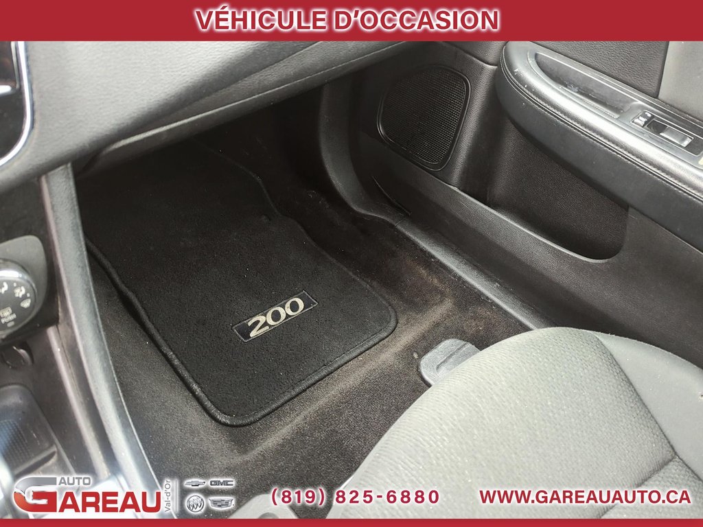 2011 Chrysler 200 in Val-d'Or, Quebec - 18 - w1024h768px
