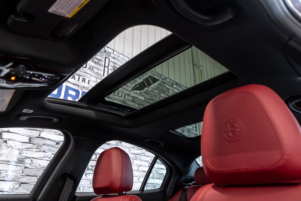 Alfa Romeo Giulia VELOCE-AWD-TOIT-CUIR-NAVIGATION-CAM 2022 à Montréal, Québec - 9 - w1024h768px