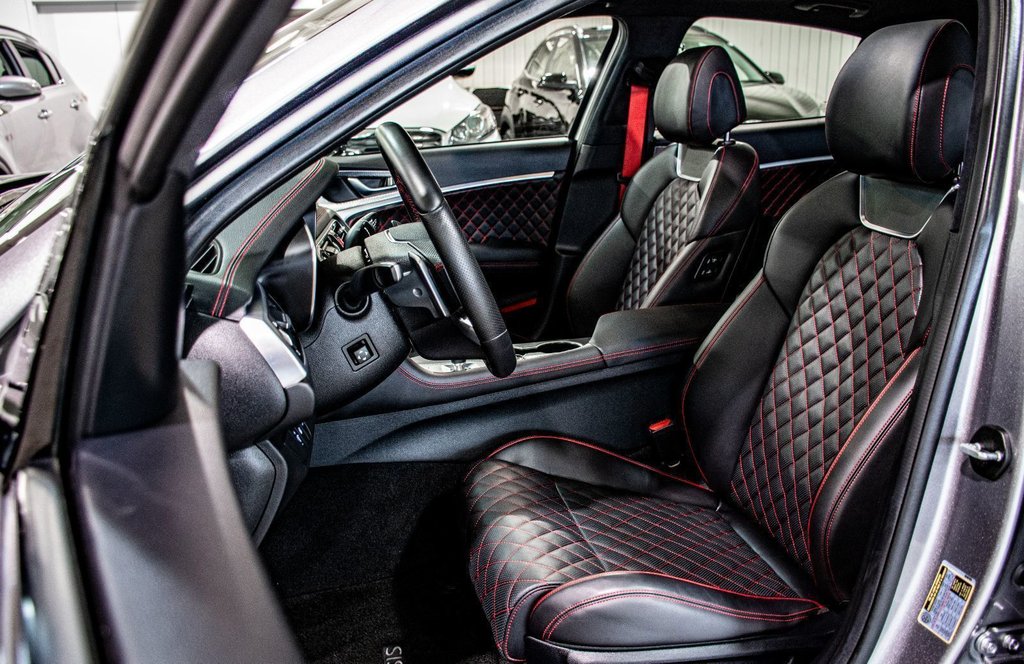 2023 GENESIS G70 3.3T SPORT 365 HP HUD CAM 360 TOIT CUIR CHAUFFANTS in Montréal, Quebec - 17 - w1024h768px