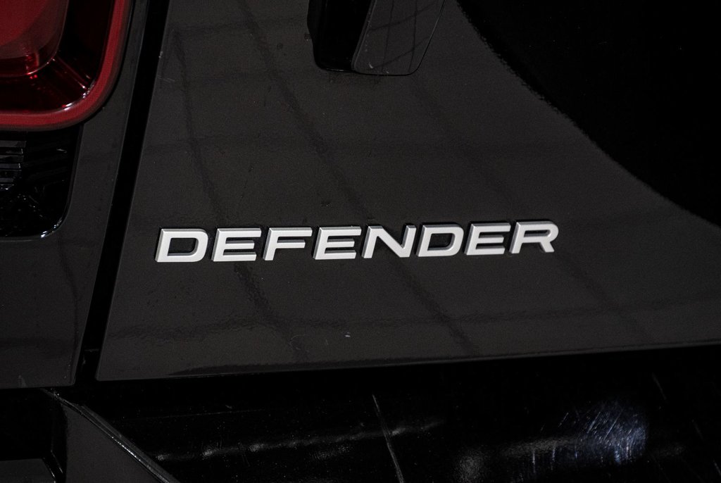2023 Land Rover Defender S 110 in Montréal, Quebec - 16 - w1024h768px