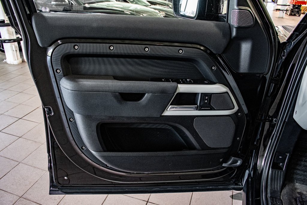 2023 Land Rover Defender S 110 in Montréal, Quebec - 20 - w1024h768px