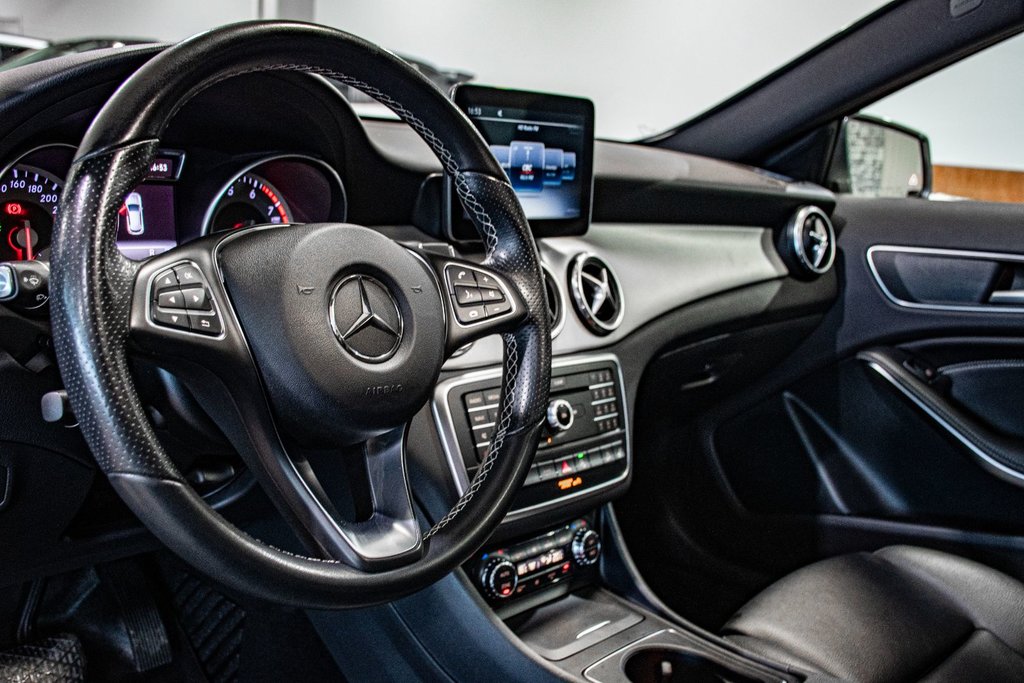 2017 Mercedes-Benz GLA 250 4MATIC TOIT PANO CUIR CAMERA in Montréal, Quebec - 22 - w1024h768px