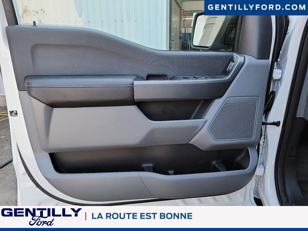 2025 Ford F-150 Lightning Pro in Bécancour (Gentilly Sector), Quebec - 9 - w1024h768px