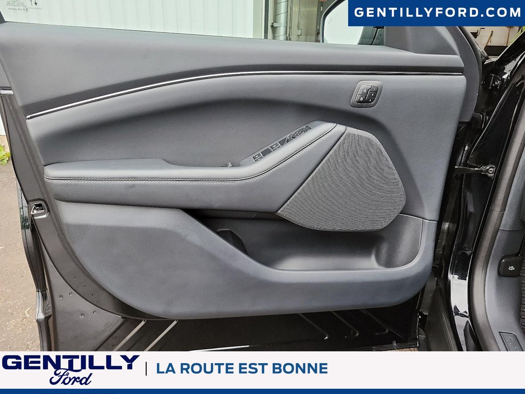 2025 Ford Mustang Mach-E Select in Bécancour (Gentilly Sector), Quebec - 10 - w1024h768px
