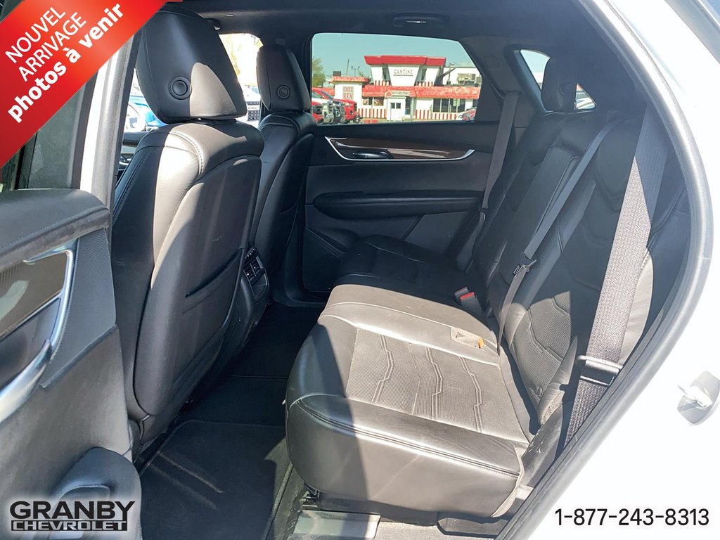 2017 Cadillac XT5 Platinum AWD in Granby, Quebec - 9 - w1024h768px