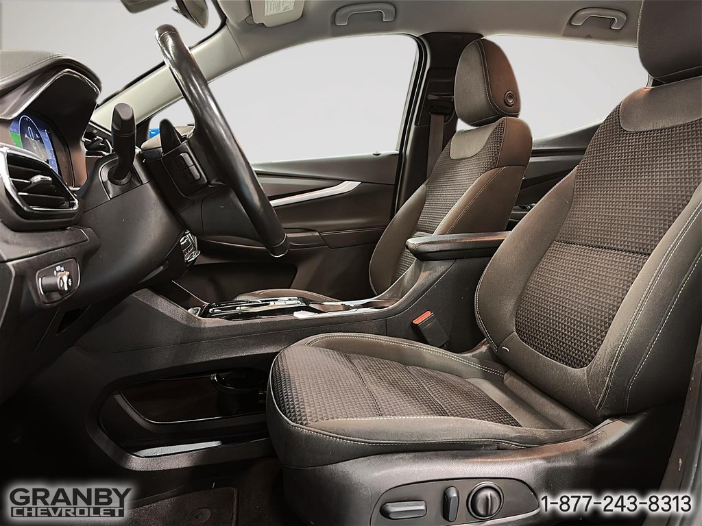 2023 Chevrolet Bolt EUV LT in Granby, Quebec - 12 - w1024h768px