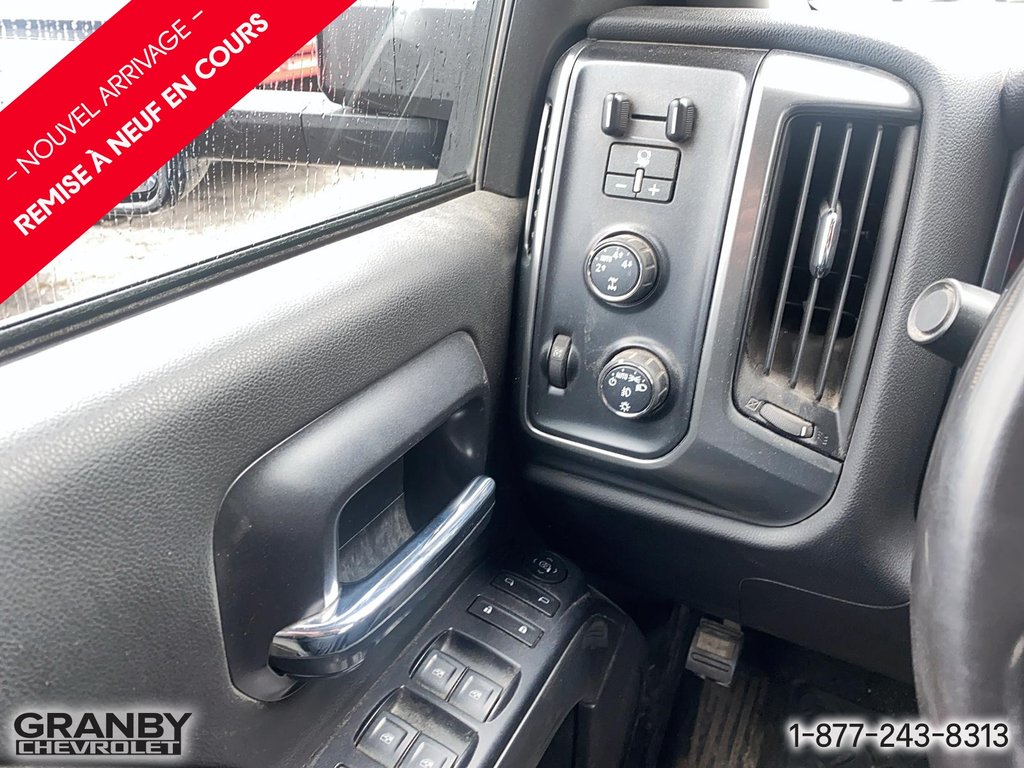 Chevrolet Silverado 1500  2015 à Granby, Québec - 11 - w1024h768px