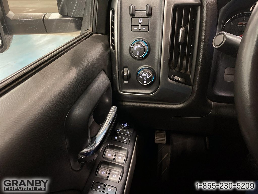 Chevrolet Silverado 1500  2018 à Granby, Québec - 10 - w1024h768px