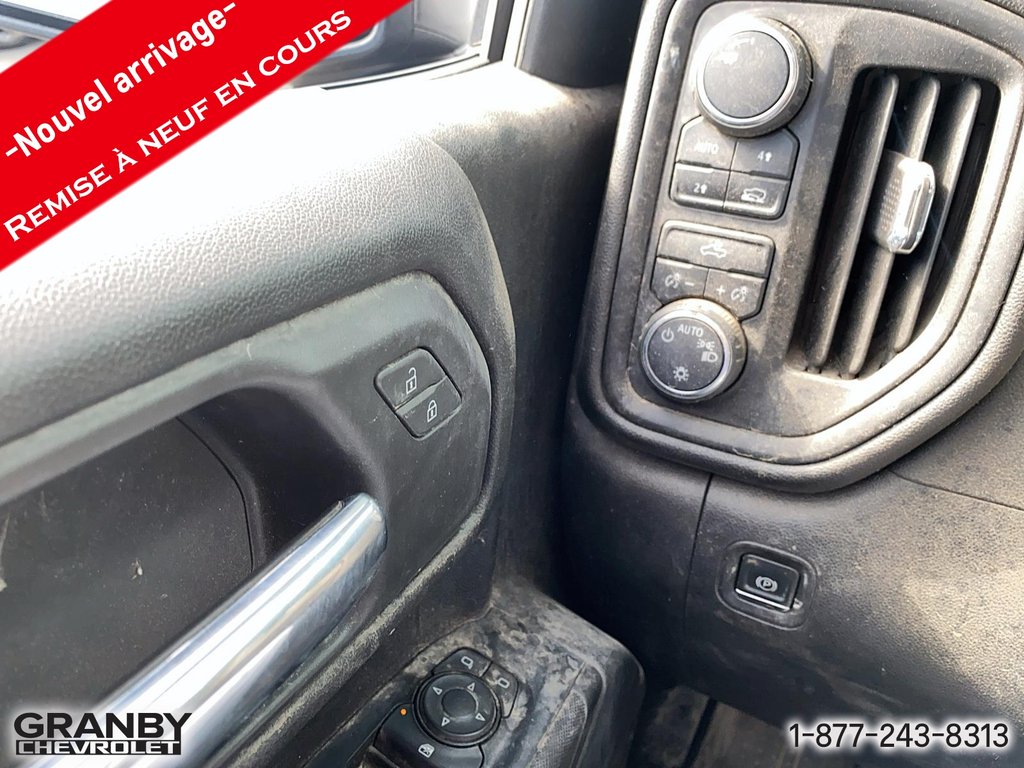 Chevrolet Silverado 1500 Custom crewcab boite 6.6 moteur 2.7L 2023 à Granby, Québec - 15 - w1024h768px
