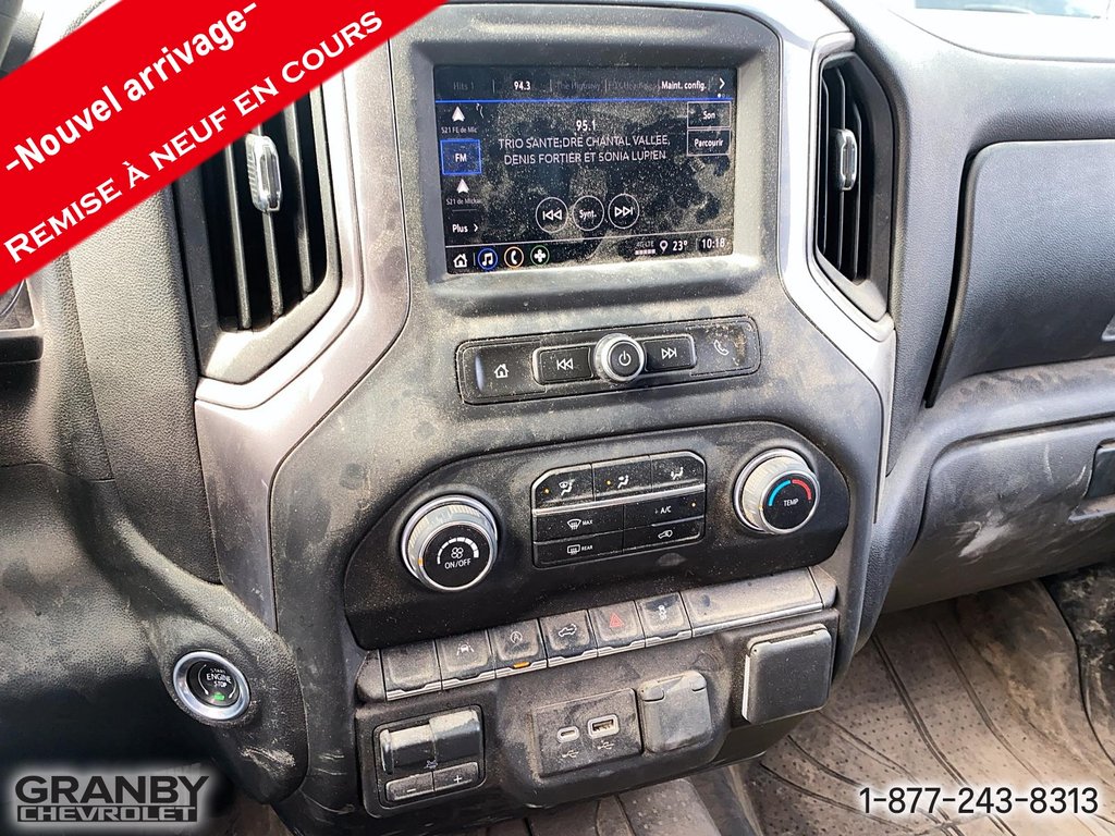 Chevrolet Silverado 1500 Custom crewcab boite 6.6 moteur 2.7L 2023 à Granby, Québec - 16 - w1024h768px
