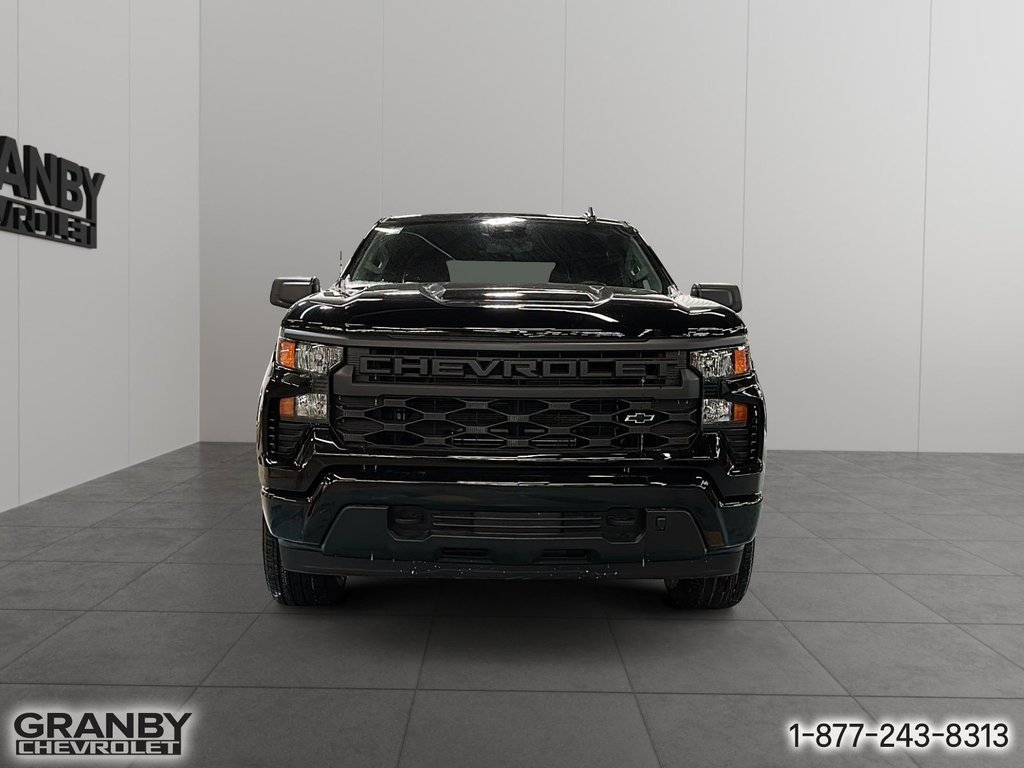 Chevrolet K1500 SILVERADO CREW CAB CUSTOM STD/BOX (1CX)  2026 à Granby, Québec - 2 - w1024h768px