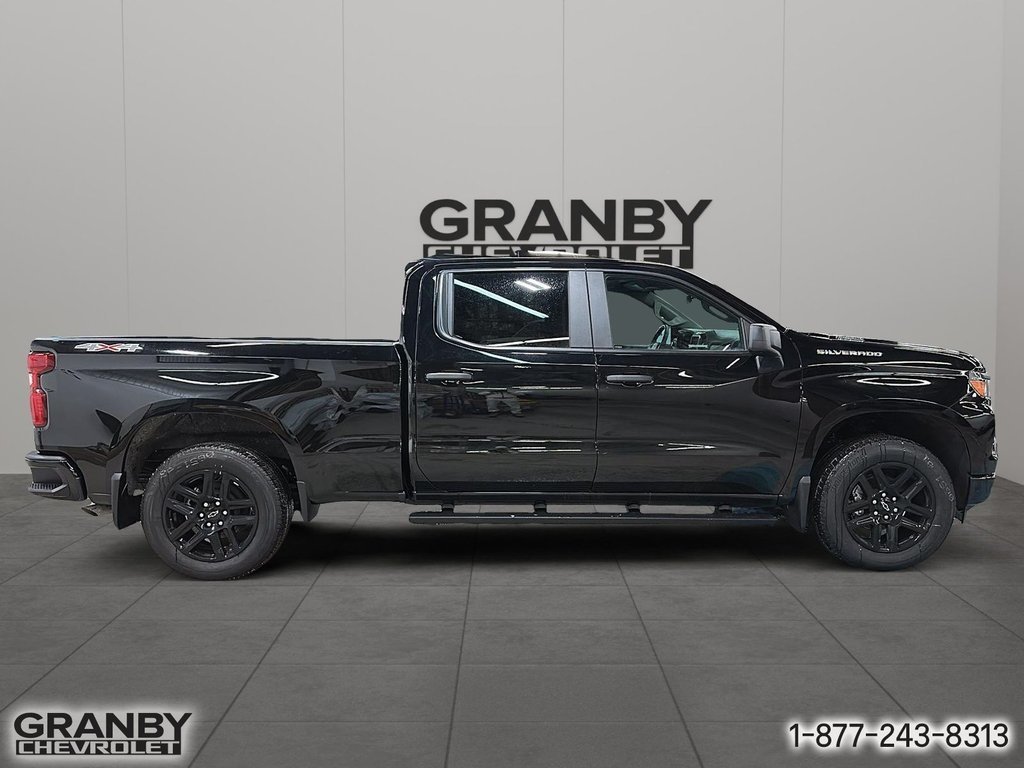 Chevrolet K1500 SILVERADO CREW CAB CUSTOM STD/BOX (1CX)  2026 à Granby, Québec - 4 - w1024h768px