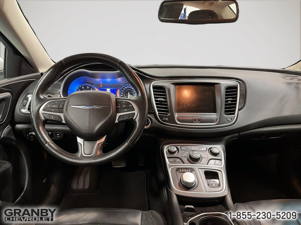 2015 Chrysler 200 in Granby, Quebec - 9 - w1024h768px