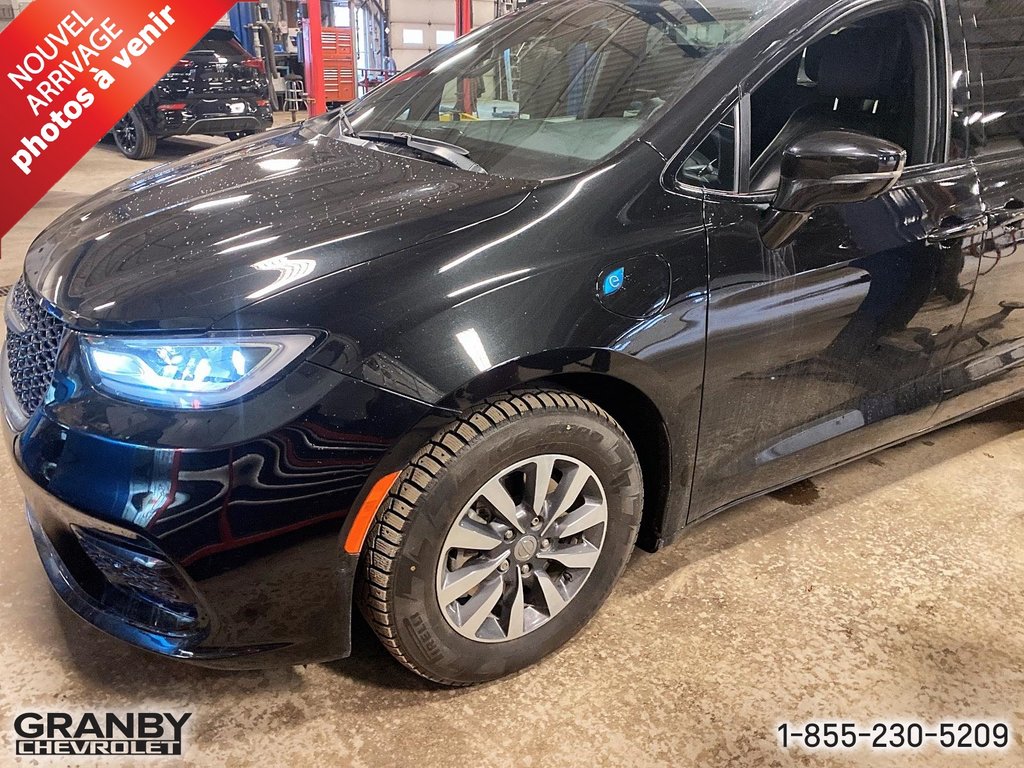 2022 Chrysler Pacifica Hybrid Limited in Granby, Quebec - 2 - w1024h768px