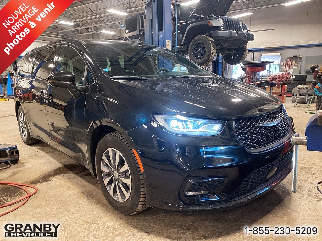 2022 Chrysler Pacifica Hybrid Limited in Granby, Quebec - 1 - w1024h768px