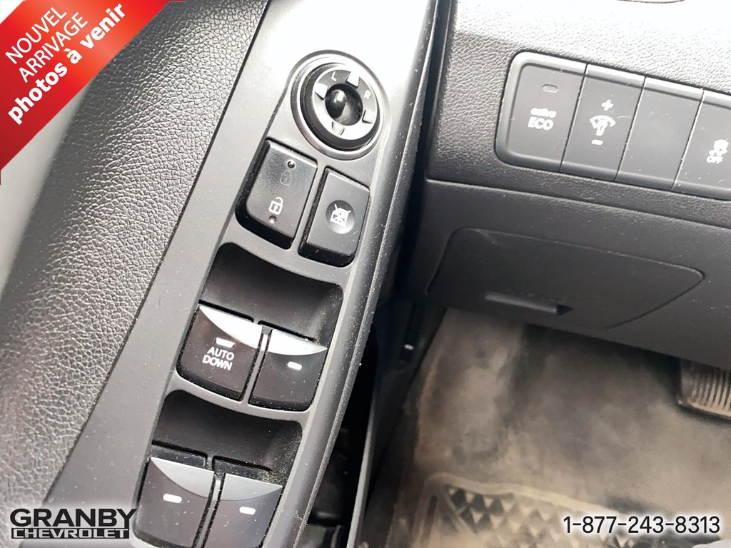 2016 Hyundai Elantra in Granby, Quebec - 13 - w1024h768px