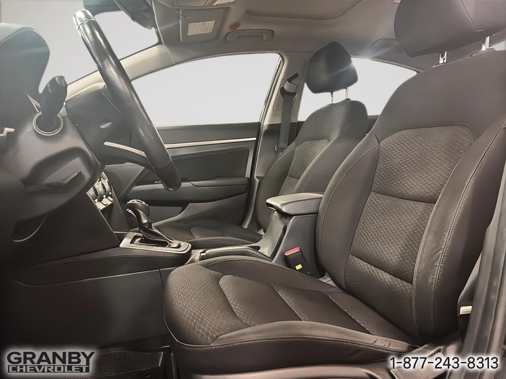 2020 Hyundai Elantra Preferred w/Sun & Safety Package in Granby, Quebec - 11 - w1024h768px