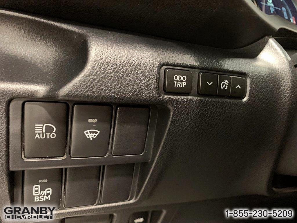 2019 Lexus IS in Granby, Quebec - 12 - w1024h768px