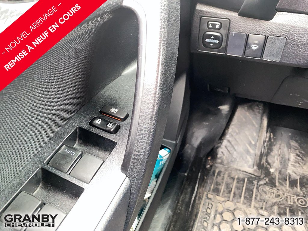 2017 Toyota Corolla in Granby, Quebec - 12 - w1024h768px