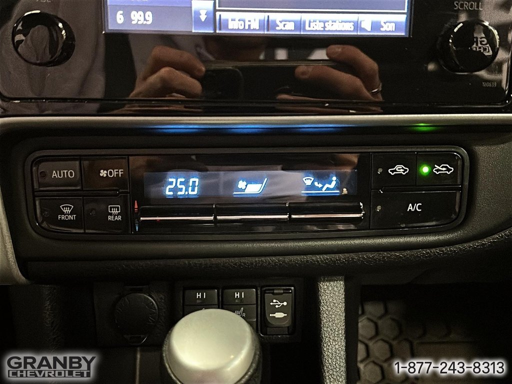 2017 Toyota Corolla in Granby, Quebec - 18 - w1024h768px