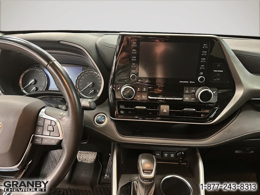 2021 Toyota Highlander XLE AWD in Granby, Quebec - 12 - w1024h768px