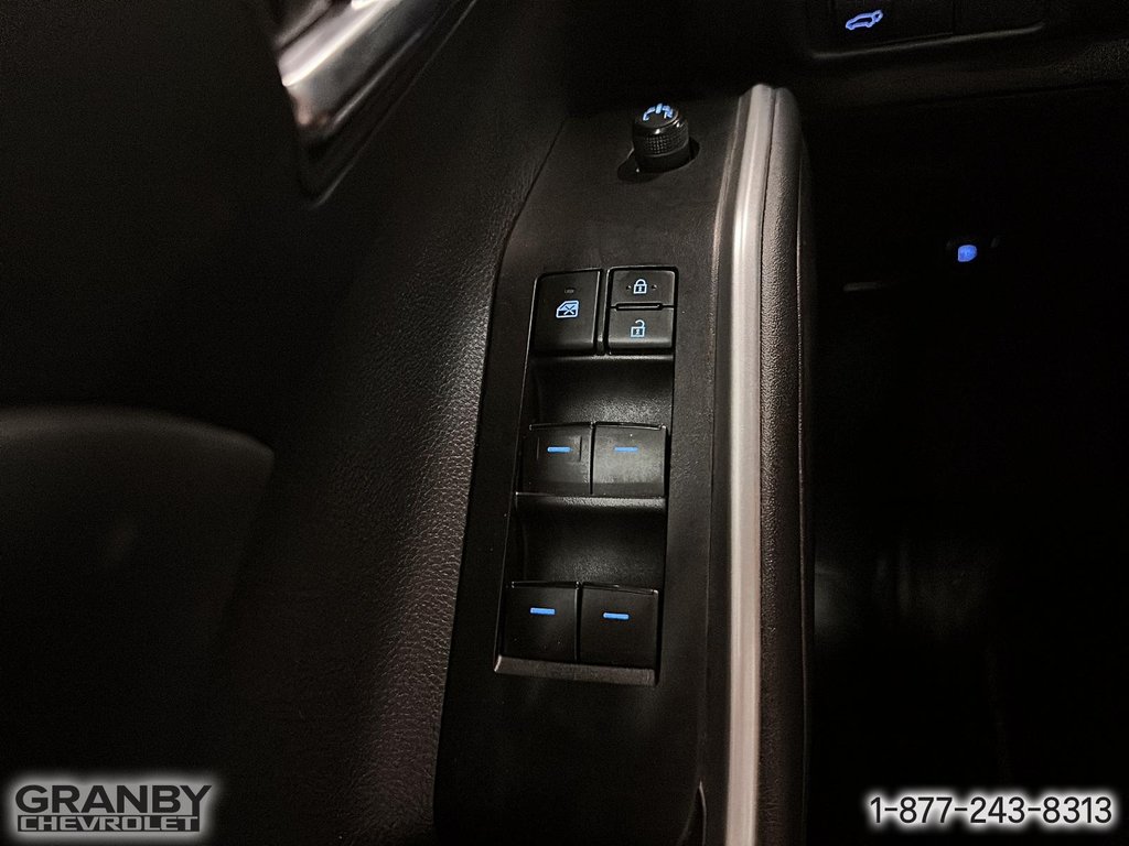 2021 Toyota Highlander XLE AWD in Granby, Quebec - 13 - w1024h768px
