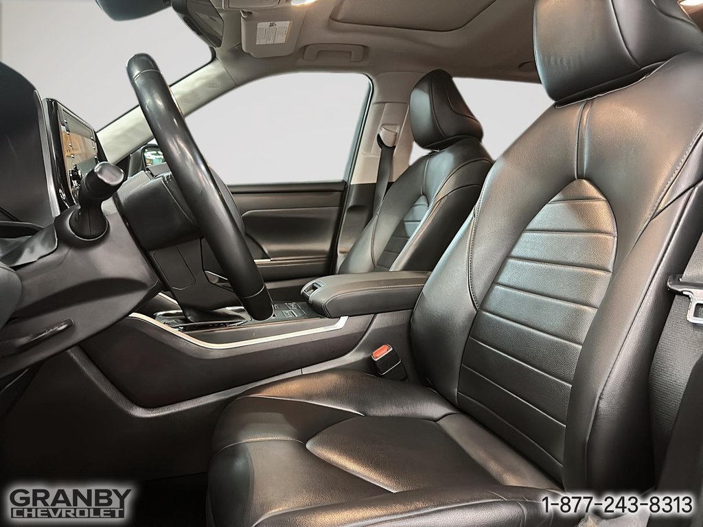 2021 Toyota Highlander XLE AWD in Granby, Quebec - 11 - w1024h768px