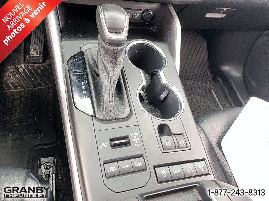 2021 Toyota Highlander XLE AWD in Granby, Quebec - 13 - w1024h768px