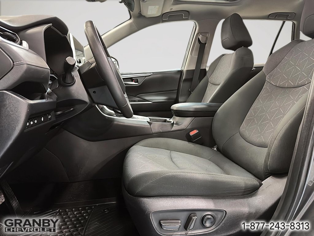 2024 Toyota RAV4 XLE AWD in Granby, Quebec - 11 - w1024h768px