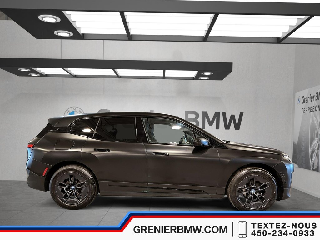 BMW IX XDrive50, Premium Essential, Black wraped 2023 à Terrebonne, Québec - 3 - w1024h768px