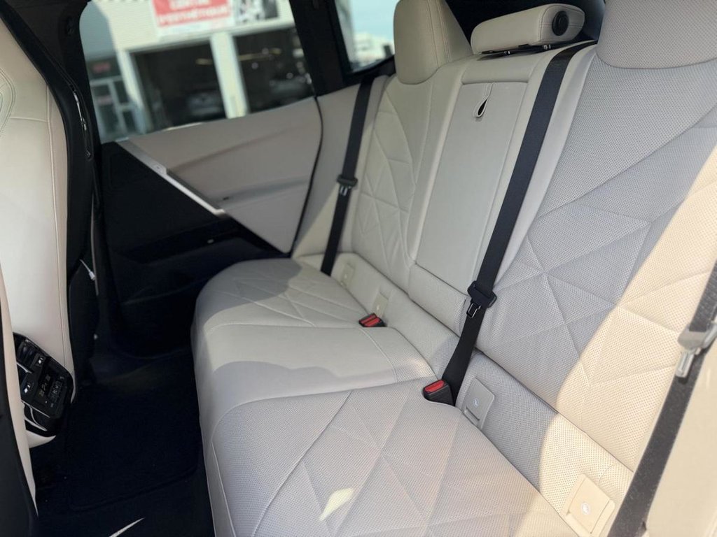 2023 BMW iX xDrive50 Sports Package Premium Essential in Terrebonne, Quebec - 19 - w1024h768px