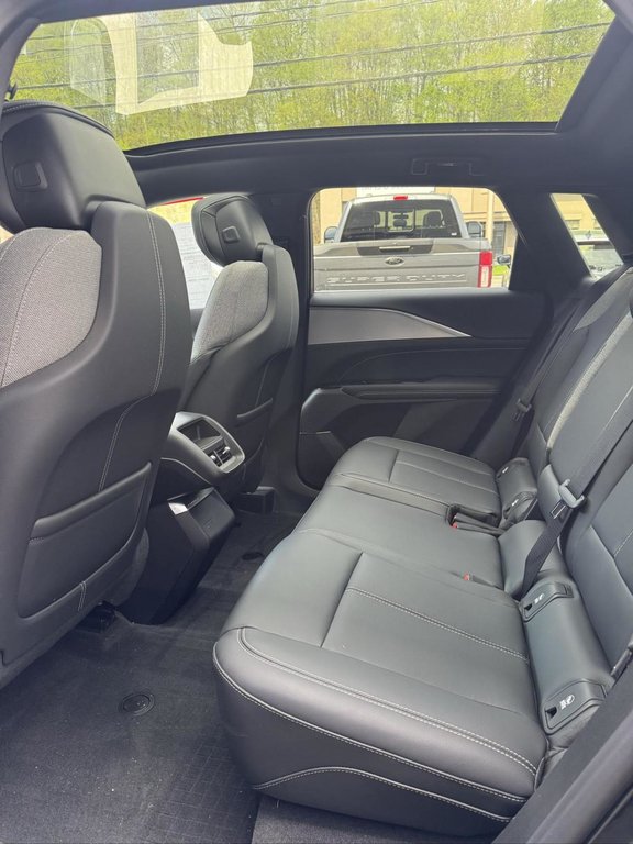 Cadillac LYRIQ Tech AWD Cuir Toit Panoramique Bas Kilométrage 2024 à Terrebonne, Québec - 9 - w1024h768px