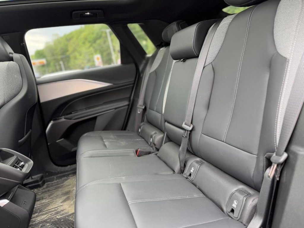 2024 Cadillac LYRIQ Tech AWD Cuir Navigation Bas Kilométrage in Terrebonne, Quebec - 21 - w1024h768px