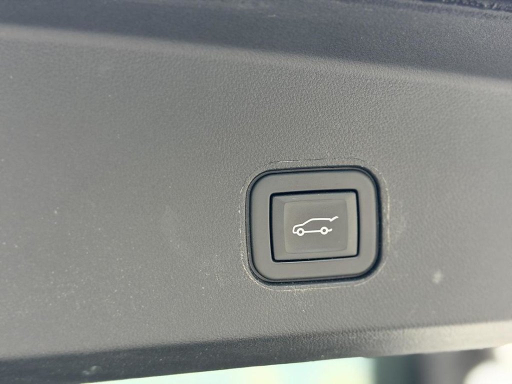 2024 Cadillac LYRIQ Tech AWD Cuir Navigation Bas Kilométrage in Terrebonne, Quebec - 23 - w1024h768px