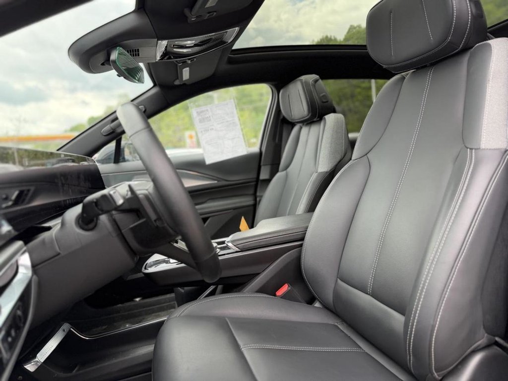 2024 Cadillac LYRIQ Tech AWD Cuir Navigation Bas Kilométrage in Terrebonne, Quebec - 8 - w1024h768px
