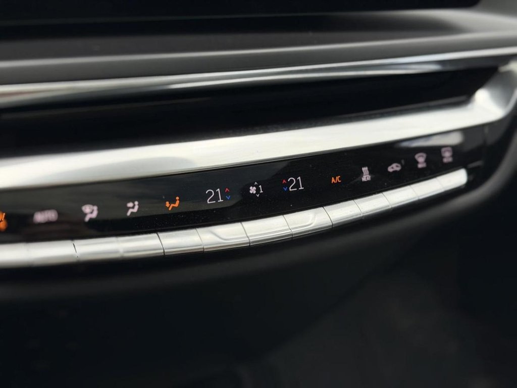 2024 Cadillac LYRIQ Tech AWD Cuir Navigation Bas Kilométrage in Terrebonne, Quebec - 16 - w1024h768px