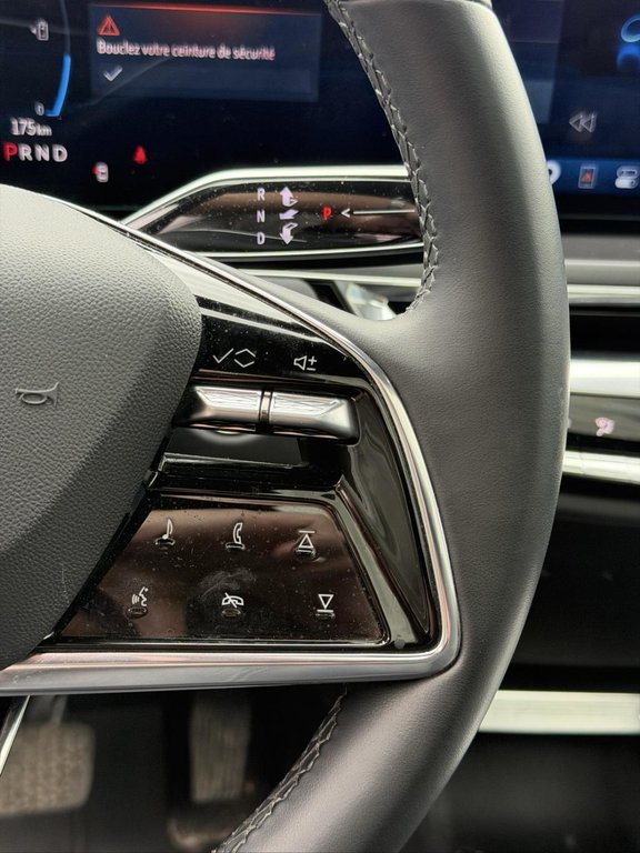 2024 Cadillac LYRIQ Tech AWD Cuir Navigation Bas Kilométrage in Terrebonne, Quebec - 12 - w1024h768px