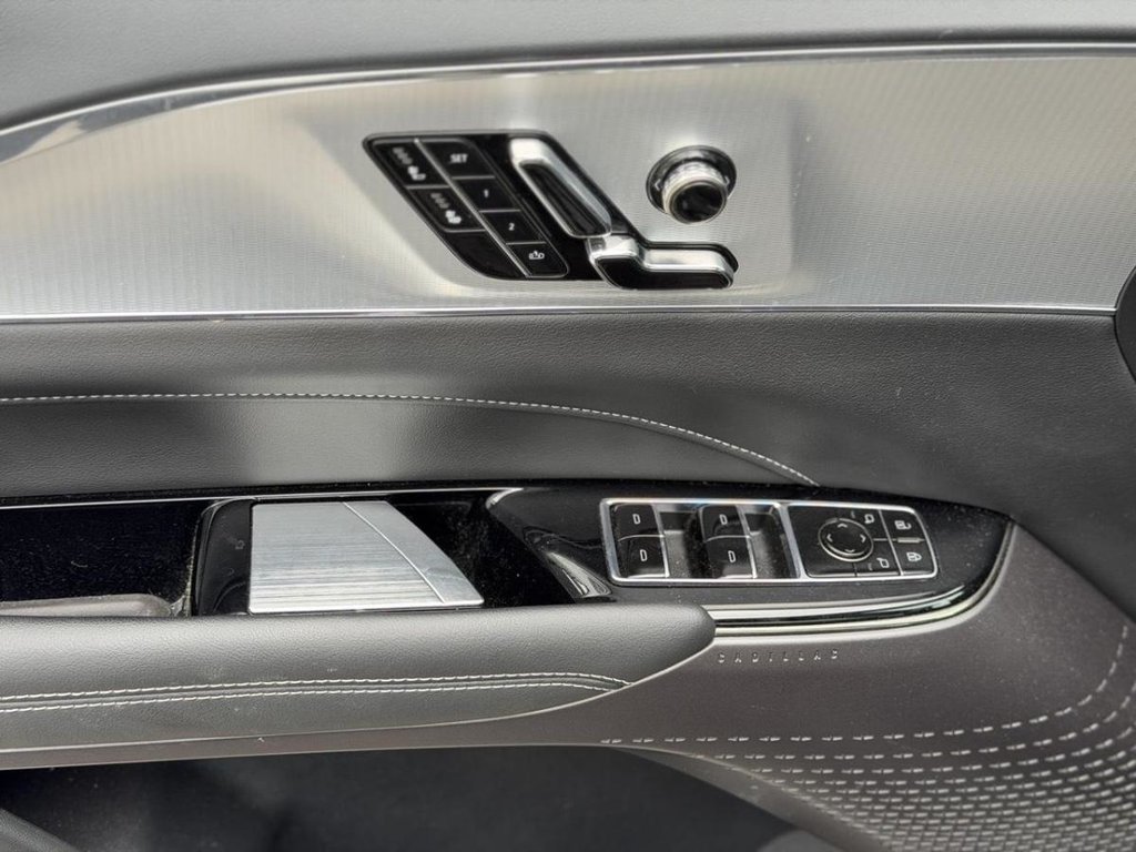 2024 Cadillac LYRIQ Tech AWD Cuir Navigation Bas Kilométrage in Terrebonne, Quebec - 7 - w1024h768px