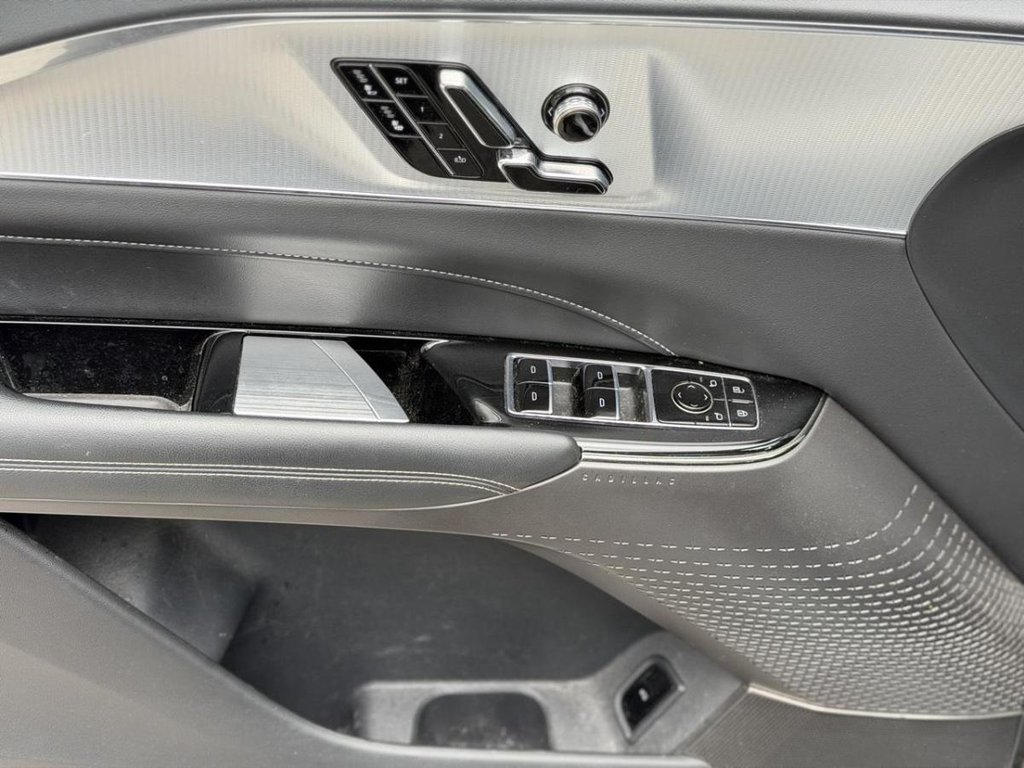 Cadillac LYRIQ Tech AWD Cuir Bas Kilométrage 2024 à Terrebonne, Québec - 7 - w1024h768px
