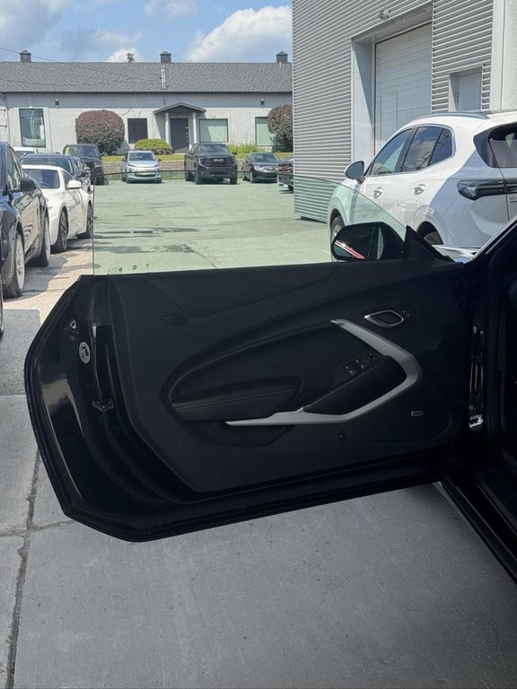 2023 Chevrolet Camaro 1LT RS Convertible Bas Kilométrage in Terrebonne, Quebec - 7 - w1024h768px