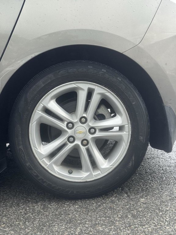 2017 Chevrolet Cruze LT in Terrebonne, Quebec - 14 - w1024h768px