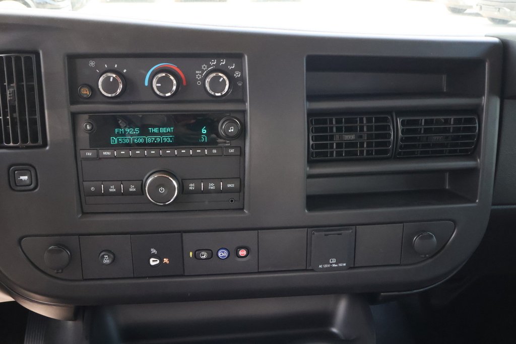 2025 Chevrolet Express Cargo Van in Terrebonne, Quebec - 12 - w1024h768px