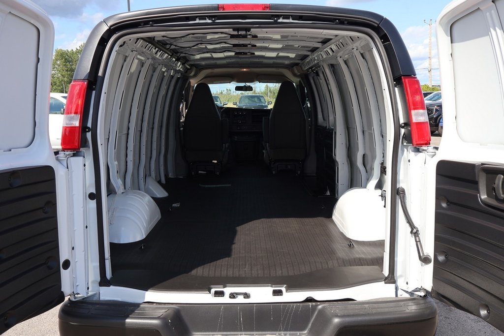 2025 Chevrolet Express Cargo Van in Terrebonne, Quebec - 6 - w1024h768px