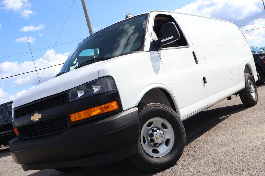 2025 Chevrolet Express Cargo Van in Terrebonne, Quebec - 8 - w1024h768px