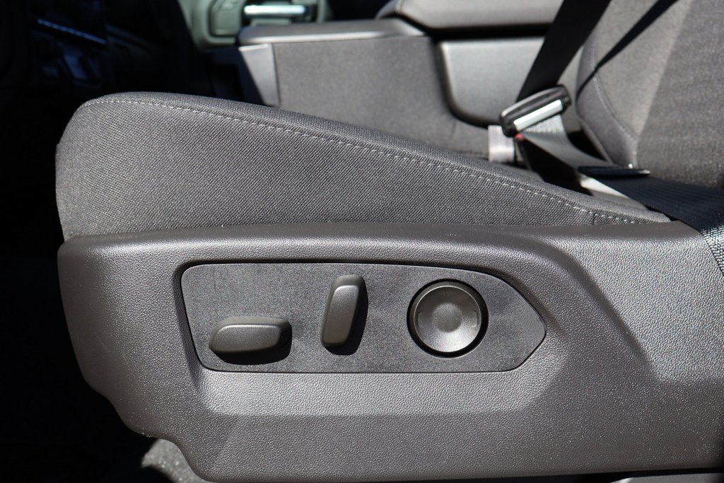 2025 Chevrolet Silverado 1500 Custom in Terrebonne, Quebec - 8 - w1024h768px