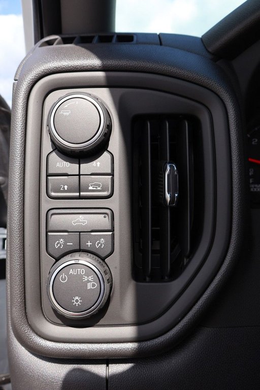 2025 Chevrolet Silverado 1500 Custom in Terrebonne, Quebec - 17 - w1024h768px