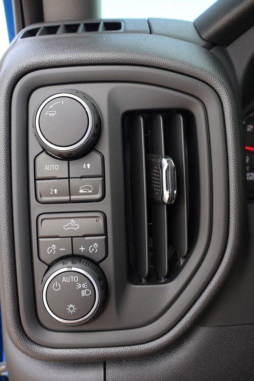 Chevrolet Silverado 1500 Custom 2025 à Terrebonne, Québec - 17 - w1024h768px
