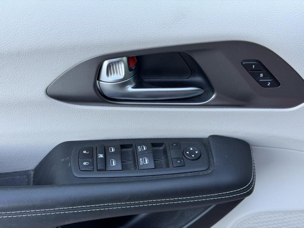 2022 Chrysler Pacifica Hybrid Touring L Cuir Bas Kilométrage in Terrebonne, Quebec - 7 - w1024h768px